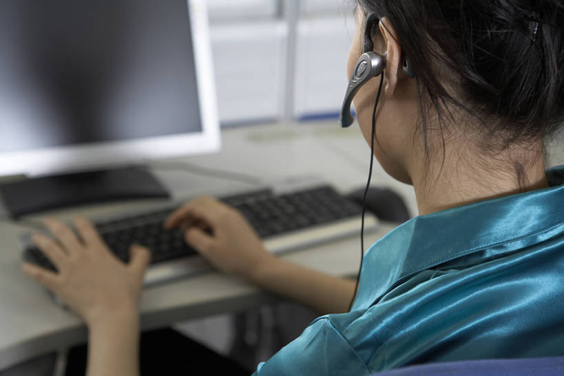 东方人,成年人,脸,头,脸颊,一个人,商务人士,服务员,电话接线员,商务女性,办公室,打电话,竖图,室内,白天,留白,商务,通讯,成功,信心,电脑,显示器,鼠标,键盘,互联网,技术,城市,北京,中国,亚洲,仅一个年轻女性,仅一个女性,仅一个人,连接,敲打,握,正装,工作,网络,手表,联系,输入,输入设备,通讯设备,肩膀,背面,耳机,打字,职业,台式电脑,服务,握着,摄影,技巧,点击,协助,敲击,控制,便利,呼叫中心,手艺,通信设备,网上冲浪,输出设备,东亚,接待员,无线电技术,技能,技艺,按键,计算机,年轻女性,女人,女性,亚洲人,中国人,年轻人,头部,脸部,脸蛋,面部,服务生,侍者,说话,坐着,彩图,妙技,本领,bj175