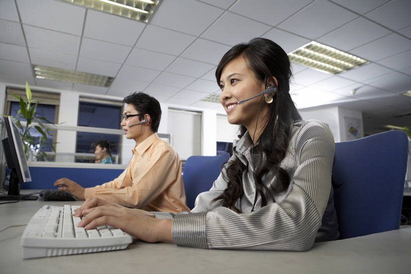 东方人,成年人,两个人,同事,服务员,电话接线员,办公室,笑,打电话,微笑,露齿笑,横图,室内,白天,侧面,商务,快乐,通讯,幸福,成功,合作,团队,集体,信心,电脑,显示器,鼠标,键盘,互联网,技术,城市,北京,中国,亚洲,一排,连接,敲打,握,整齐,工作,网络,眼镜,联系,输入,输入设备,通讯设备,队伍,排列,耳机,打字,职业,台式电脑,服务,握着,摄影,指导,技巧,点击,协助,支撑,敲击,控制,便利,呼叫中心,领导,享乐,成就,队列,手艺,通信设备,网上冲浪,合伙,领袖,输出设备,东亚,接待员,无线电技术,技能,技艺,按键,计算机,男人,男性,年轻男性,年轻女性,女人,女性,亚洲人,中国人,年轻人,白领,服务生,侍者,说话,坐着,半身,彩图,欢乐,妙技,本领,bj175