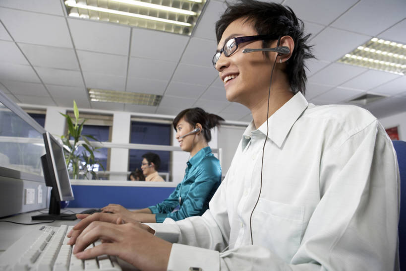 东方人,成年人,两个人,同事,服务员,电话接线员,办公室,笑,打电话,微笑,露齿笑,横图,室内,白天,侧面,商务,快乐,通讯,幸福,成功,合作,团队,集体,信心,电脑,显示器,鼠标,键盘,互联网,技术,城市,北京,中国,亚洲,连接,敲打,握,正装,工作,网络,眼镜,联系,输入,输入设备,通讯设备,队伍,耳机,打字,职业,台式电脑,服务,握着,摄影,指导,技巧,点击,协助,支撑,敲击,控制,便利,呼叫中心,领导,享乐,成就,手艺,通信设备,网上冲浪,合伙,领袖,输出设备,东亚,接待员,无线电技术,技能,技艺,按键,计算机,男人,男性,年轻男性,年轻女性,女人,女性,亚洲人,中国人,年轻人,白领,服务生,侍者,说话,坐着,半身,彩图,欢乐,妙技,本领,bj175