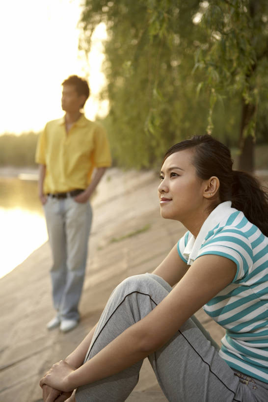 东方人,成年人,两个人,兄弟,姐妹,银行,公园,微笑,竖图,室外,白天,留白,侧面,爱情,度假,快乐,友谊,幸福,湖,河流,日落,水,北京,中国,亚洲,会议,田地,浪漫,T恤,注视,牛仔裤,休闲装,树,观察,看,站着,休息,休闲,思考,温暖,温馨,恩爱,放松,亲密,约会,恋人,摄影,生长,生活方式,观看,希望,宁静,和睦,察看,享乐,关注,梦想,东亚,陪同,陪伴,无忧无虑,男人,男性,年轻男性,年轻女性,女人,女性,亚洲人,中国人,年轻人,情侣,休闲活动,坐着,彩图,爱,欢乐,伴侣,融洽,伴随,一见钟情,bj175