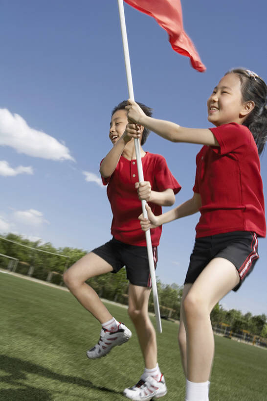 东方人,儿童,成年人,两个人,学生,运动员,运动场,站,跑,笑,微笑,露齿笑,竖图,室外,白天,留白,侧面,运动服,运动鞋,锻炼,快乐,友谊,幸福,纯洁,比赛,运动,合作,团队,信心,竞争,太阳,旗帜,国旗,北京,日光,中国,亚洲,伸展,握,准备,短裤,服装,球场,教育,训练,注视,娱乐,体育场,袜子,刺激,草,树,小孩,衣服,红色,蓝天,春天,观察,看,站着,休闲,健康,可爱,力量,童年,童趣,无辜,舒展,握着,摄影,服饰,生长,观看,希望,支撑,迅速,察看,知识,享乐,练习,体育运动,衣着,愉悦,穿着,关注,运送,荣誉,田径运动,挑战,童真,中国国旗,东亚,烂漫,无邪,队员,坚持,陪同,斗争,衣饰,陪伴,能力,体育,天真,男孩,男人,男性,女孩,亚洲人,中国人,孩子,年轻人,上装,体育运动员,运动选手,站立,彩图,全身,健身,欢乐,男生,办公室职员,运动装,公平,韧性,好奇心,伴随,bj175