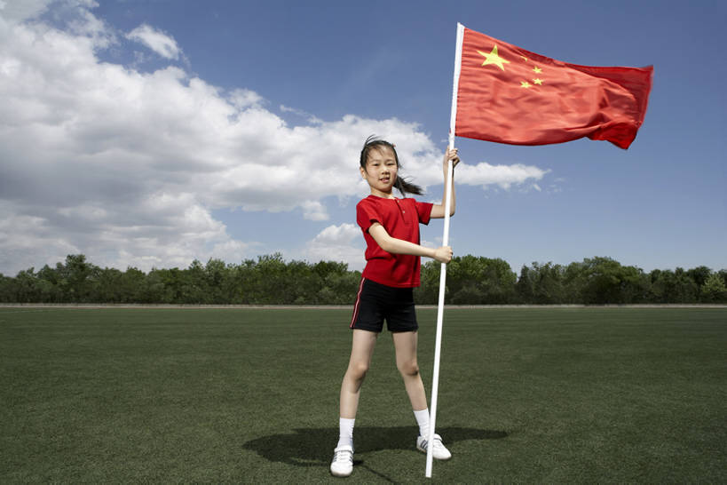东方人,儿童,手,一个人,学生,运动员,运动场,站,微笑,横图,室外,白天,留白,正面,运动服,运动鞋,制服,锻炼,快乐,幸福,纯洁,比赛,运动,信心,竞争,草地,太阳,旗帜,国旗,北京,日光,中国,亚洲,握,准备,短裤,服装,球场,教育,训练,注视,娱乐,体育场,袜子,飞,刺激,草,树,小孩,衣服,红色,蓝天,天空,观察,看,站着,休闲,健康,可爱,力量,童年,童趣,无辜,握着,摄影,服饰,生长,观看,希望,支撑,察看,知识,享乐,练习,体育运动,衣着,愉悦,穿着,关注,运送,荣誉,田径运动,童真,中国国旗,东亚,烂漫,无邪,队员,坚持,衣饰,能力,体育,天真,男孩,男人,男性,女孩,亚洲人,中国人,孩子,手臂,腰部,上装,体育运动员,运动选手,站立,彩图,全身,健身,欢乐,男生,办公室职员,运动装,韧性,好奇心,bj175