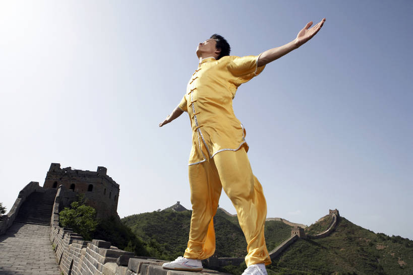 东方人,老年人,一个人,运动员,站,举,横图,室外,白天,留白,侧面,仰视,锻炼,旅游,度假,快乐,自由,成功,比赛,运动,信心,竞争,技术,武术,美景,名胜古迹,山,山脉,标志建筑,地标,建筑,长城,日光,亚洲,伸展,准备,遗迹,体操,瓷器,景观,围墙,训练,拿着,注视,古迹,历史,文物,娱乐,建设,传统,城墙,古建筑,黄色,自然,地标建筑,夏天,观察,看,手势,托,职业,享受,休息,休闲,健康,旅游胜地,景色,安静,放松,活力,力量,平衡,想,伸手,生长,生活方式,观看,技巧,宁静,动作,察看,专心,练习,体育运动,关注,清新,中国文化,自然风光,出示,手艺,田径运动,武打,想象,弹性,古文明,东亚,坚持,武功,万里无云,北京市,稳定,技能,技艺,能力,体育,男人,男性,年轻男性,亚洲人,中国人,年轻人,体育运动员,运动选手,举起,举手,举着,向上举,向上伸,向上托,张开手臂,彩图,低角度拍摄,全身,传统服装,健身,武学,妙技,奥运会,打手势,传统文化,本领,精力,独处,韧性,结尾,苦尽甘来,bj175