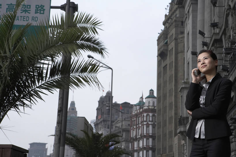 东方人,成年人,中年人,一个人,商务人士,商务女性,银行,打电话,微笑,横图,室外,白天,侧面,商务,快乐,幸福,成功,信心,技术,石头,城市,街道,棕榈树,手机,上海,中国,亚洲,仅一个女性,仅一个人,连接,套装,服装,正装,标志,人行道,联系,现代,衣服,外滩,站着,仅一个中年女性,职业,活力,摄影,建造,服饰,技巧,希望,享乐,衣着,穿着,都市风光,手艺,东亚,衣饰,技能,技艺,女人,女性,中年女性,亚洲人,中国人,白领,岩石,说话,半身,彩图,欢乐,高层建筑,妙技,本领,bj175