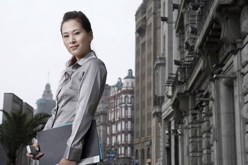 东方人,成年人,中年人,一个人,商务人士,商务女性,银行,横图,室外,白天,留白,侧面,商务,快乐,幸福,成功,信心,技术,石头,城市,街道,上海,中国,亚洲,仅一个女性,仅一个人,服装,文件,人行道,注视,现代,衣服,外滩,观察,看,站着,仅一个中年女性,职业,活力,摄影,建造,服饰,观看,技巧,希望,察看,享乐,衣着,穿着,都市风光,关注,文档,手艺,东亚,衣饰,技能,技艺,女人,女性,中年女性,亚洲人,中国人,白领,书,岩石,半身,彩图,欢乐,高层建筑,妙技,本领,bj175