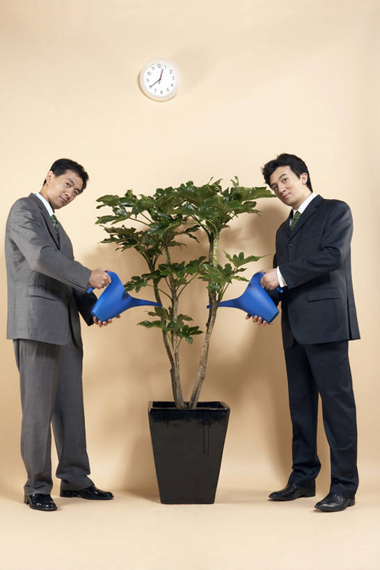东方人,成年人,中年人,头发,两个人,商务人士,商务男性,办公室,微笑,竖图,室内,留白,侧面,衬衫,西装,商务,快乐,友谊,幸福,合作,团队,信心,植物,壁纸,鞋子,雕塑,北京,中国,亚洲,倒,握,黄色背景,套装,正装,艺术,装饰,工作,时间,雕刻,雕像,工具,喷壶,盆栽,领带,盆景,联系,注视,浇水,绿色,黑色,自然,工艺品,观察,看,站着,职业,概念,健康,思考,米色,想,喂,握着,摄影,生长,生活方式,成长,观看,纪念,保护,幽默,环境,美术,察看,创造力,专心,享乐,工作室,关爱,关注,清新,主题,商务装,合伙,陈列,工薪阶层,创新,东亚,环境保护,一套,功能,美学,男人,男性,年轻男性,中年男性,亚洲人,中国人,年轻人,白领,上班族,钟,彩图,全身,影棚拍摄,衬衣,焦距,办公室职员,商业活动,bj175
