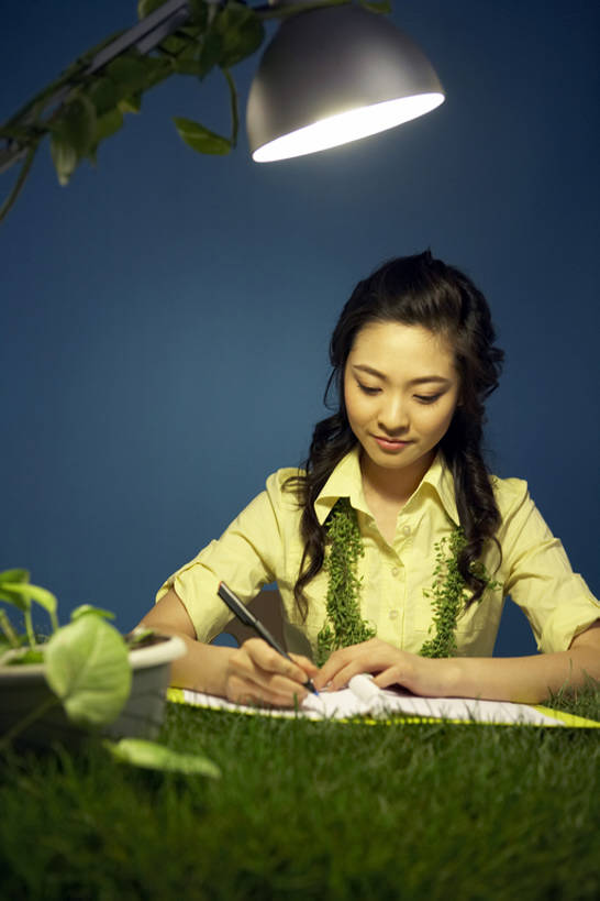 东方人,成年人,头发,一个人,商务人士,秘书,商务女性,办公室,微笑,竖图,室内,正面,衬衫,商务,快乐,幸福,信心,植物,壁纸,台灯,项链,雕塑,北京,中国,亚洲,仅一个年轻女性,仅一个女性,仅一个人,握,写,黄色背景,服装,艺术,装饰,工作,材料,档案,雕刻,雕像,盆栽,文件,纸,光,葡萄树,唱片,盆景,联系,注视,书桌,水笔,灯,草,树叶,衣服,蓝色,绿色,黑色,自然,资料,工艺品,观察,看,职业,概念,健康,思考,花圈,想,凝视,握着,摄影,服饰,生长,成长,观看,纪念,希望,保护,环境,明亮,美术,察看,创造力,专心,加班,享乐,衣着,工作室,穿着,关爱,关注,清新,主题,文档,努力,忙碌,陈列,创新,东亚,环境保护,功能,美学,衣饰,想法,认真,年轻女性,女人,女性,亚洲人,中国人,年轻人,白领,坐着,半身,彩图,影棚拍摄,欢乐,建议,焦距,办公室职员,精力,商业活动,bj175