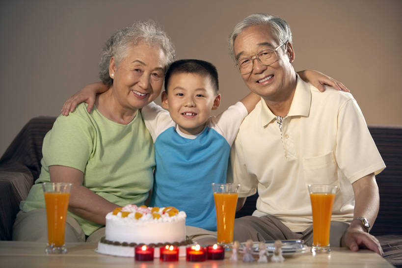果汁,东方人,婴儿,儿童,成年人,老年人,头发,三个人,家庭,祖父母,祖母,祖父,家,客厅,站,微笑,横图,室内,白天,正面,生日,快乐,幸福,纯洁,分享,沙发,桌子,蜡烛,北京,中国,亚洲,握,黄色背景,庆祝,眼镜,房屋,褐色,联系,T恤,茶几,注视,娱乐,饮食,小孩,白色,生日蛋糕,观察,看,站着,休息,休闲,概念,健康,温暖,温馨,一家人,放松,可爱,亲密,童年,童趣,无辜,搭,凝视,握着,摄影,活泼,生长,观看,和睦,察看,专心,起居室,享乐,简单,愉悦,照明设备,搭着,关爱,关注,清新,亲情,桔子汁,宝宝,播放,护理人员,童真,东亚,纯真,烂漫,无邪,糖衣,陪同,陪伴,无忧无虑,伶俐,天真,老年男性,老年女性,男孩,男人,男性,女人,女性,亚洲人,中国人,孩子,孙子,休闲活动,拥抱,站立,坐着,半身,彩图,影棚拍摄,爱,欢乐,焦距,融洽,男生,伴随,bj175