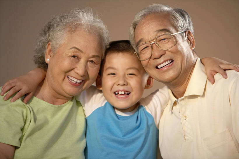 东方人,婴儿,儿童,成年人,老年人,头发,三个人,家庭,祖父母,祖母,祖父,家,客厅,站,笑,微笑,露齿笑,横图,室内,白天,正面,生日,快乐,幸福,纯洁,分享,北京,中国,亚洲,握,黄色背景,眼镜,房屋,褐色,联系,T恤,注视,休闲装,娱乐,小孩,白色,观察,看,站着,休息,休闲,概念,健康,温暖,温馨,一家人,放松,可爱,亲密,童年,童趣,无辜,搭,凝视,握着,摄影,活泼,生长,观看,幽默,和睦,察看,专心,起居室,享乐,简单,愉悦,照明设备,搭着,关爱,关注,清新,亲情,宝宝,播放,肖像,护理人员,童真,东亚,纯真,烂漫,无邪,陪同,陪伴,无忧无虑,伶俐,天真,老年男性,老年女性,男孩,男人,男性,女人,女性,亚洲人,中国人,孩子,孙子,休闲活动,拥抱,站立,坐着,半身,彩图,影棚拍摄,爱,欢乐,深情,焦距,融洽,男生,伴随,bj175