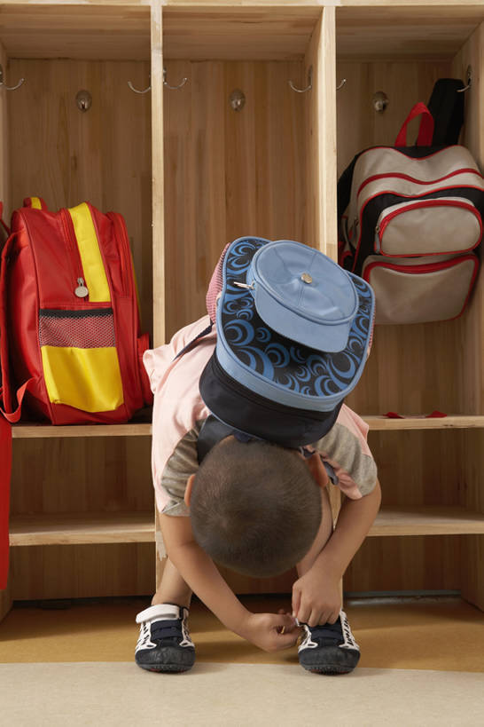 东方人,婴儿,儿童,头发,一个人,学生,学校,站,竖图,室内,白天,正面,纯洁,地板,书架,鞋子,衣架,北京,中国,亚洲,仅一个男性,仅一个人,一排,吊挂,捆扎,弯腰,悬挂,整齐,木制,书包,鞋带,走廊,记事本,储物柜,花边,教育,联系,挂,T恤,俯身,注视,休闲装,袜子,排列,三个,小孩,黑色,本子,笔记本,观察,看,试穿,站着,仅一个小孩,下课,教室,概念,可爱,童年,童趣,无辜,幼儿园,摄影,活泼,生长,生活方式,观看,新闻,察看,知识,挑选,队列,关爱,关注,智力,宝宝,爱好,童真,东亚,纯真,烂漫,无邪,背包客,搜寻,早教,无忧无虑,伶俐,认真,天真,男孩,男人,男性,亚洲人,中国人,孩子,站立,坐着,彩图,全身,焦距,男生,好奇心,bj175