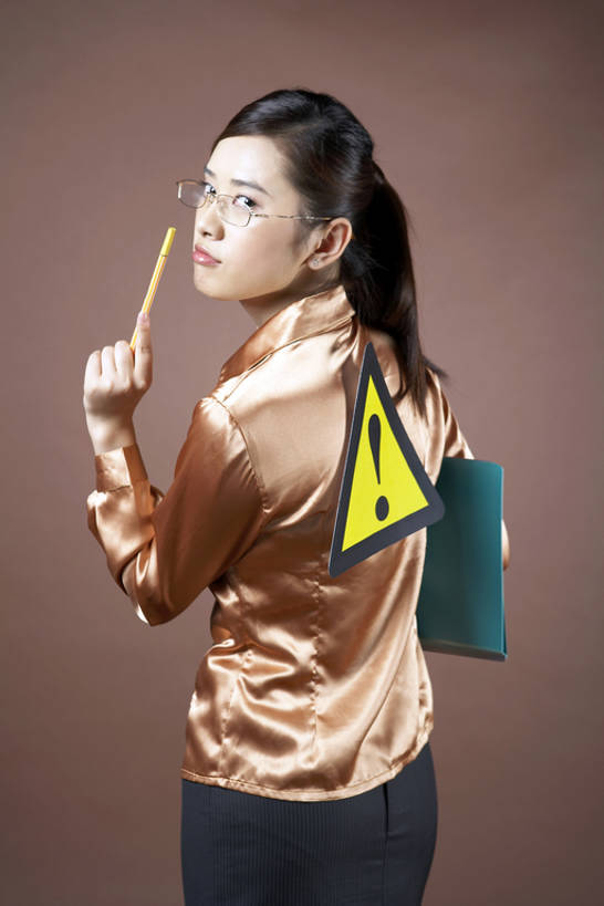 东方人,成年人,一个人,商务人士,秘书,商务女性,微笑,竖图,俯视,航拍,室内,侧面,裙子,商务,讨论,合作,技术,壁纸,指示牌,手机,北京,中国,亚洲,仅一个年轻女性,仅一个女性,仅一个人,握,黄色背景,服装,工作,标志,材料,档案,符号,文件,文字,眼镜,褐色,交通,警告,联系,扭头,注视,标识,水笔,背面,衣服,粉色,资料,观察,看,站着,转头,职业,概念,警示,握着,摄影,服饰,块状,观看,希望,禁止,提醒,察看,感叹号,衣着,工作室,鸟瞰,穿着,关爱,关注,提示,限制,文档,销售,出示,合伙,交通标志,贩卖,东亚,警告标志,衣饰,无线电技术,危险,年轻女性,女人,女性,亚洲人,中国人,年轻人,白领,售货员,电话机,说话,半身,彩图,高角度拍摄,影棚拍摄,办公室职员,商业活动,赛尔,摆拍,bj175