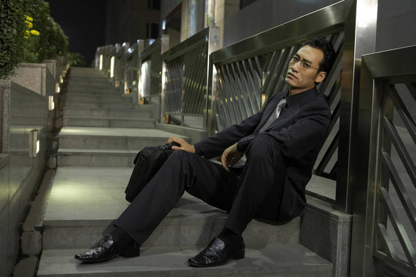 东方人,成年人,一个人,商务人士,商务男性,打电话,横图,室外,夜晚,侧面,衬衫,西装,商务,通讯,成功,信心,技术,楼梯,城市,手提箱,手机,鞋子,北京,中国,亚洲,连接,握,套装,正装,阶梯,人行道,小路,领带,联系,现代,台阶,靠,靠着,职业,休息,休闲,疲倦,握着,摄影,生活方式,技巧,便利,疲劳,疲惫,都市风光,手艺,商务装,困乏,工薪阶层,东亚,一套,疲乏,委顿,疲困,疲顿,疲钝,倦怠,怠倦,无线电技术,技能,技艺,男人,男性,年轻男性,亚洲人,中国人,年轻人,白领,上班族,说话,坐着,彩图,全身,衬衣,妙技,办公室职员,本领,bj175