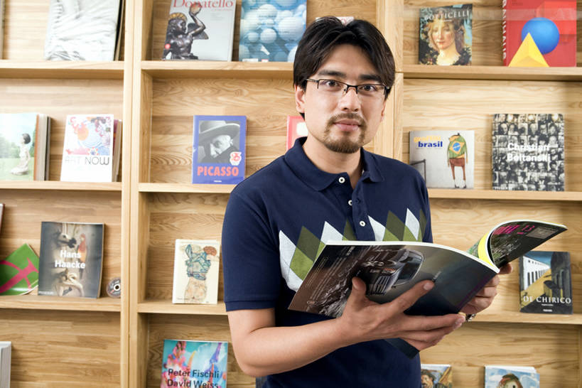 东方人,成年人,一个人,图书馆,商店,书店,微笑,横图,室内,白天,正面,快乐,幸福,书架,桌子,城市,杂志,书籍,北京,中国,亚洲,握,艺术,眼镜,墙,教育,T恤,注视,休闲装,现代,架子,书本,观察,看,站着,休闲,健康,读,握着,摄影,观看,察看,毛发,知识,享乐,关注,文学,智力,爱好,东亚,浏览室,男人,男性,年轻男性,亚洲人,中国人,年轻人,山羊胡,书,图书,休闲活动,半身,彩图,欢乐,书库,图书库,阅览室,bj175