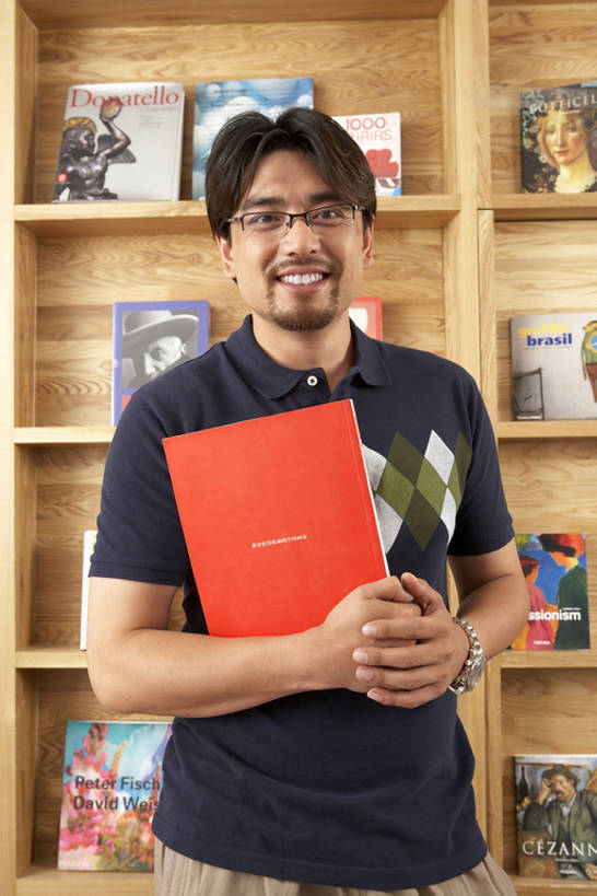 东方人,成年人,一个人,图书馆,商店,书店,笑,微笑,露齿笑,竖图,室内,白天,正面,快乐,幸福,书架,桌子,城市,杂志,书籍,北京,中国,亚洲,关闭,握,艺术,眼镜,墙,教育,T恤,注视,休闲装,现代,架子,书本,观察,看,站着,休闲,健康,读,握着,摄影,观看,察看,毛发,知识,享乐,封闭,关注,文学,智力,爱好,东亚,浏览室,男人,男性,年轻男性,亚洲人,中国人,年轻人,山羊胡,书,图书,休闲活动,半身,彩图,欢乐,书库,图书库,阅览室,bj175