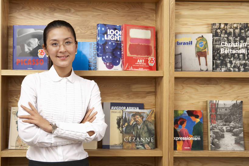 东方人,成年人,一个人,商务女性,图书馆,商店,书店,笑,双手交叉,微笑,露齿笑,横图,室内,白天,正面,快乐,幸福,信心,书架,城市,杂志,书籍,北京,中国,亚洲,握,服装,艺术,眼镜,墙,食品,饮品,教育,注视,现代,饮食,架子,食物,饮料,衣服,书本,观察,看,站着,休闲,健康,放松,握着,摄影,服饰,观看,察看,双手抱胸,高雅,知识,享乐,衣着,穿着,关注,可口,文学,智力,爱好,东亚,浏览室,衣饰,适口,年轻女性,女人,女性,亚洲人,中国人,年轻人,书,图书,休闲活动,半身,彩图,欢乐,书库,图书库,阅览室,bj175