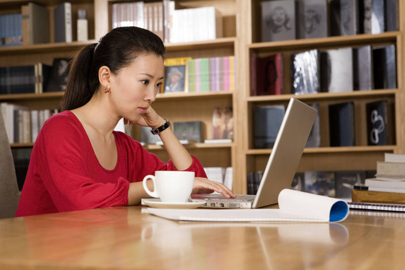 咖啡,东方人,成年人,一个人,图书馆,办公室,书店,微笑,横图,室内,侧面,快乐,通讯,幸福,笔记本电脑,互联网,技术,书架,桌子,城市,杂志,北京,中国,亚洲,仅一个年轻女性,仅一个女性,仅一个人,敲打,服装,研究,木制,纸,食品,咖啡杯,饮品,教育,联系,休闲装,输入,现代,手叉腰,饮食,食物,饮料,衣服,打字,休闲,健康,放松,读,摄影,服饰,点击,敲击,马尾辫,便利,高雅,享乐,衣着,穿着,可口,东亚,热饮,黑咖啡,衣饰,无线电技术,适口,按键,计算机,年轻女性,女人,女性,亚洲人,中国人,年轻人,茶杯,书,休闲活动,坐着,半身,彩图,欢乐,bj175