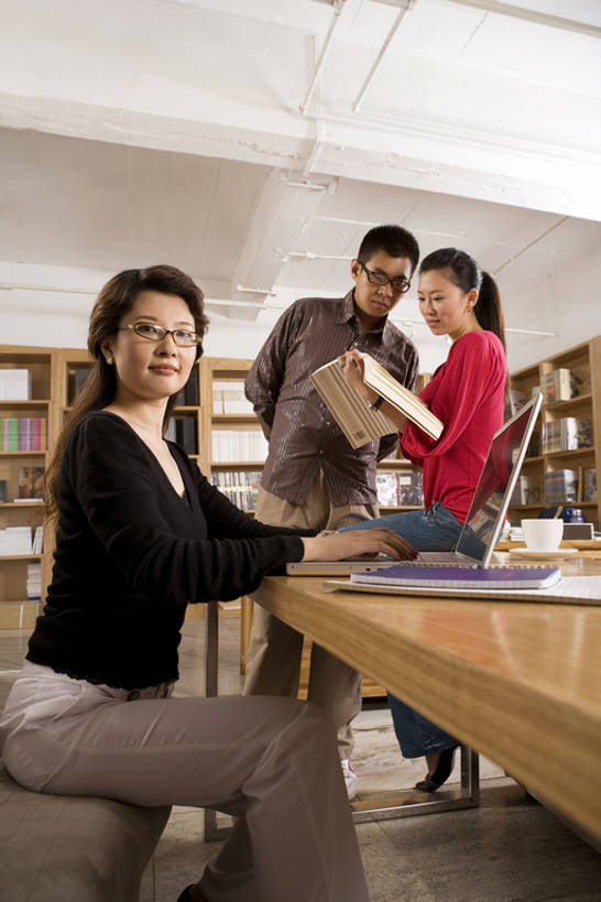 咖啡,东方人,成年人,三个人,图书馆,办公室,书店,微笑,竖图,室内,侧面,快乐,通讯,友谊,幸福,笔记本电脑,互联网,技术,书架,桌子,城市,杂志,北京,中国,亚洲,敲打,握,服装,木制,眼镜,纸,食品,咖啡杯,饮品,教育,联系,注视,输入,现代,饮食,食物,饮料,衣服,打字,观察,看,站着,休闲,健康,放松,握着,摄影,服饰,观看,点击,敲击,察看,便利,高雅,享乐,衣着,穿着,关注,可口,东亚,热饮,黑咖啡,衣饰,无线电技术,适口,按键,计算机,男人,男性,年轻男性,年轻女性,女人,女性,亚洲人,中国人,年轻人,书,休闲活动,说话,坐着,彩图,欢乐,bj175