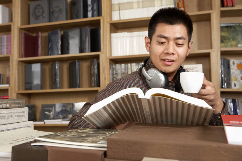 咖啡,东方人,成年人,脸,头,脸颊,一个人,图书馆,办公室,书店,笑,微笑,露齿笑,横图,室内,正面,快乐,幸福,技术,茶,书架,桌子,城市,杂志,北京,中国,亚洲,仅一个男性,仅一个人,喝,握,研究,木制,纸,食品,咖啡杯,饮品,教育,音乐,现代,饮食,肩膀,食物,饮料,仅一个年轻男性,耳麦,休闲,健康,放松,读,握着,摄影,知识,享乐,可口,文学,东亚,热饮,黑咖啡,适口,无忧无虑,男人,男性,年轻男性,亚洲人,中国人,年轻人,头部,脸部,脸蛋,面部,茶杯,书,休闲活动,坐着,彩图,欢乐,bj175