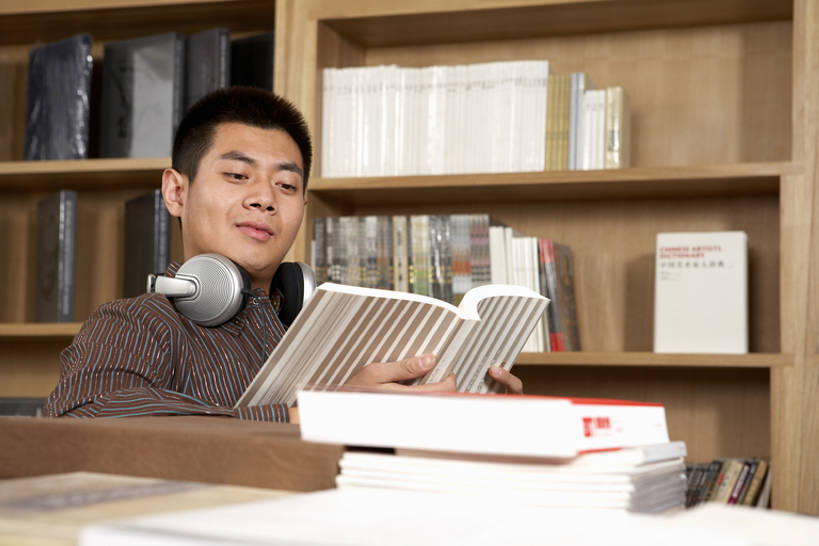 东方人,成年人,脸,头,脸颊,一个人,图书馆,办公室,微笑,横图,室内,侧面,快乐,幸福,技术,书架,桌子,城市,杂志,北京,中国,亚洲,握,木制,纸,教育,音乐,现代,肩膀,耳麦,休闲,健康,放松,读,握着,摄影,高雅,知识,享乐,爱好,东亚,无忧无虑,男人,男性,年轻男性,亚洲人,中国人,年轻人,头部,脸部,脸蛋,面部,书,休闲活动,坐着,彩图,欢乐,bj175