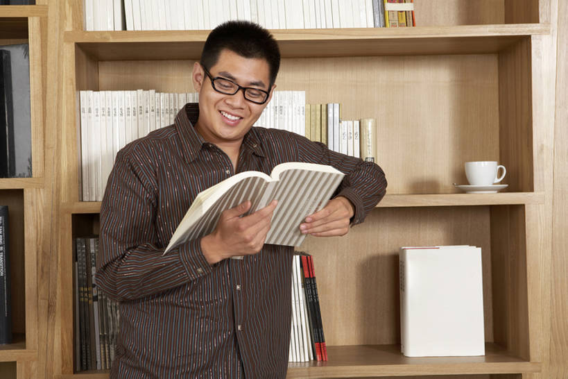 咖啡,东方人,成年人,一个人,图书馆,办公室,笑,微笑,露齿笑,横图,室内,正面,快乐,通讯,幸福,书架,桌子,城市,杂志,北京,中国,亚洲,仅一个男性,仅一个人,握,研究,木制,眼镜,纸,咖啡杯,教育,现代,仅一个年轻男性,茶碟,站着,休闲,健康,放松,读,握着,摄影,高雅,享乐,东亚,热饮,黑咖啡,男人,男性,年轻男性,亚洲人,中国人,年轻人,茶杯,书,休闲活动,半身,彩图,高角度拍摄,欢乐,bj175