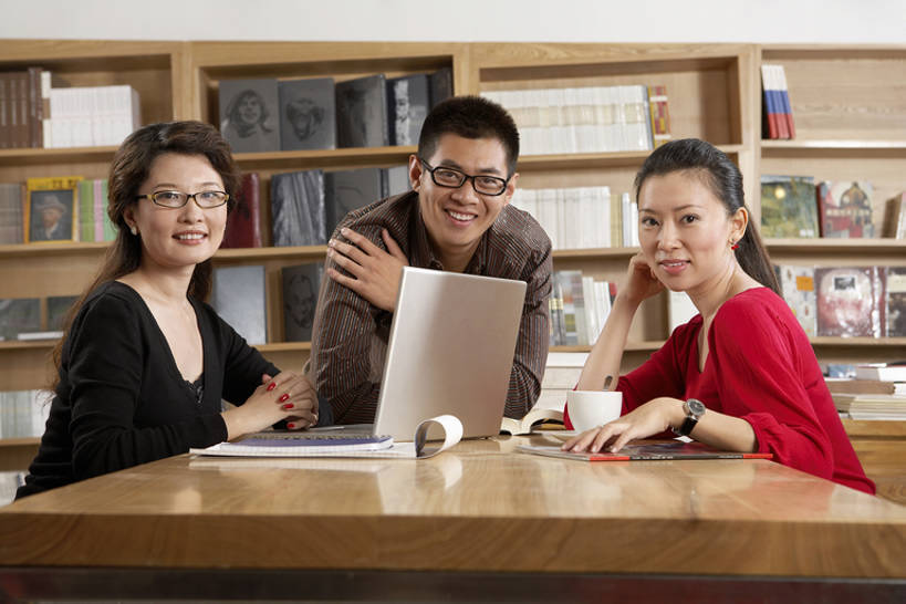 咖啡,东方人,成年人,三个人,商务人士,商务男性,商务女性,图书馆,办公室,笑,微笑,露齿笑,横图,室内,正面,衬衫,讨论,快乐,通讯,友谊,幸福,笔记本电脑,互联网,技术,书架,桌子,城市,杂志,北京,中国,亚洲,握,套装,服装,会议,手表,眼镜,纸,咖啡杯,教育,联系,注视,现代,衣服,观察,看,靠,靠着,休闲,放松,握着,摄影,服饰,观看,察看,马尾辫,便利,享乐,衣着,穿着,关注,商务装,工薪阶层,东亚,热饮,黑咖啡,浏览室,衣饰,无线电技术,计算机,男人,男性,年轻男性,年轻女性,女人,女性,亚洲人,中国人,年轻人,白领,上班族,书,休闲活动,坐着,半身,彩图,衬衣,欢乐,书库,图书库,阅览室,bj175