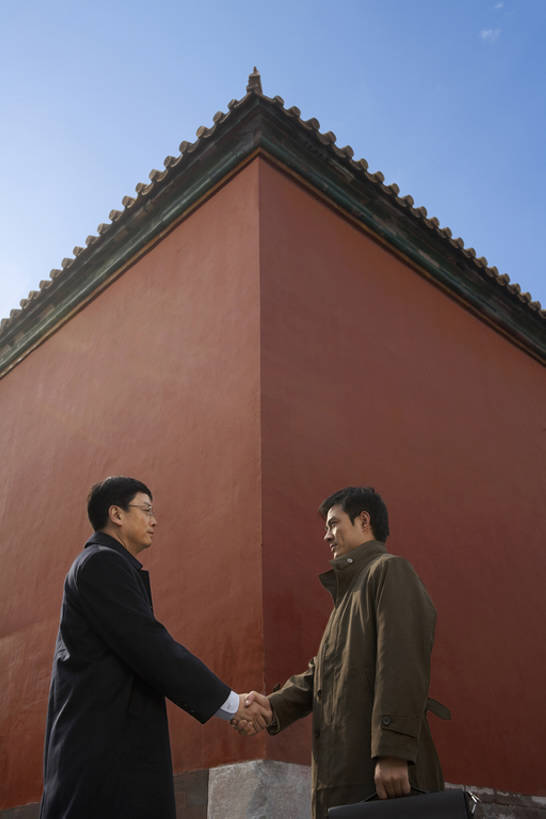 东方人,成年人,中年人,两个人,同事,商务人士,商务男性,故宫,握手,微笑,竖图,室外,白天,侧面,仰视,衬衫,西装,商务,讨论,友谊,成功,合作,团队,集体,信心,石头,名胜古迹,建筑,路,北京,中国,亚洲,握,套装,正装,工作,眼镜,墙,屋檐,角落,过道,领带,联系,方向,历史,现代,外套,传统,队伍,粉色,红色,风景,蓝天,站着,面对面,同意,握着,摄影,领导,成就,旧的,中国文化,商务装,合伙,领袖,工薪阶层,东亚,远古,陪同,一套,古代文明,陪伴,团结,男人,男性,年轻男性,中年男性,亚洲人,中国人,年轻人,白领,上班族,岩石,外衣,说话,半身,彩图,低角度拍摄,衬衣,商业活动,联合镇,伴随,bj175