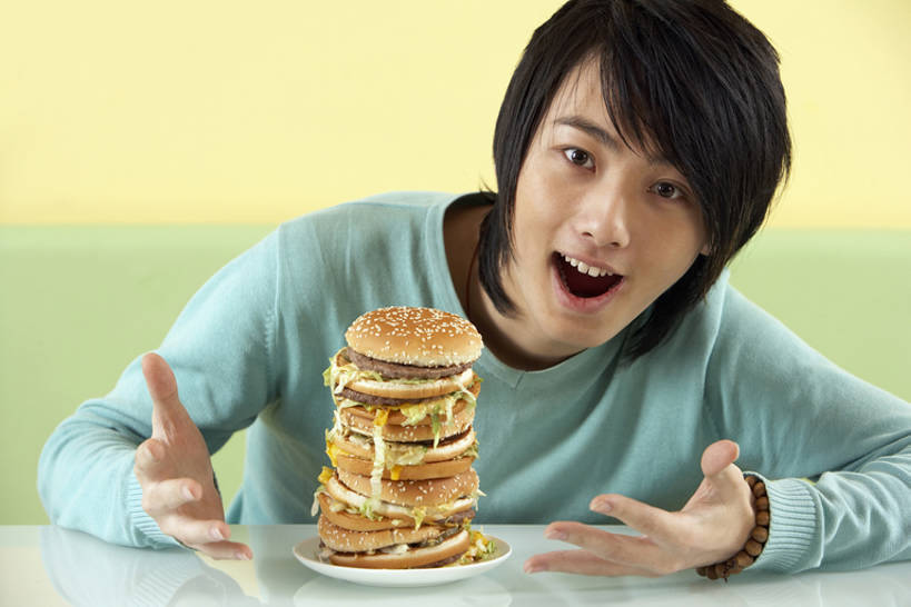 东方人,成年人,一个人,吃,微笑,竖图,室内,正面,快乐,幸福,北京,中国,亚洲,美味,食品,饮品,注视,休闲装,汉堡包,饮食,刺激,食物,饮料,快餐,观察,看,张嘴,休闲,放松,摄影,巨大,庞大,观看,快餐店,惊奇,分层,察看,享乐,膳食,关注,可口,肖像,张大嘴巴,饥饿,东亚,宏大,硕大,伟大,适口,男人,男性,年轻男性,亚洲人,中国人,年轻人,张开嘴,休闲活动,坐着,半身,彩图,欢乐,餐馆,咖啡馆,饿,bj175