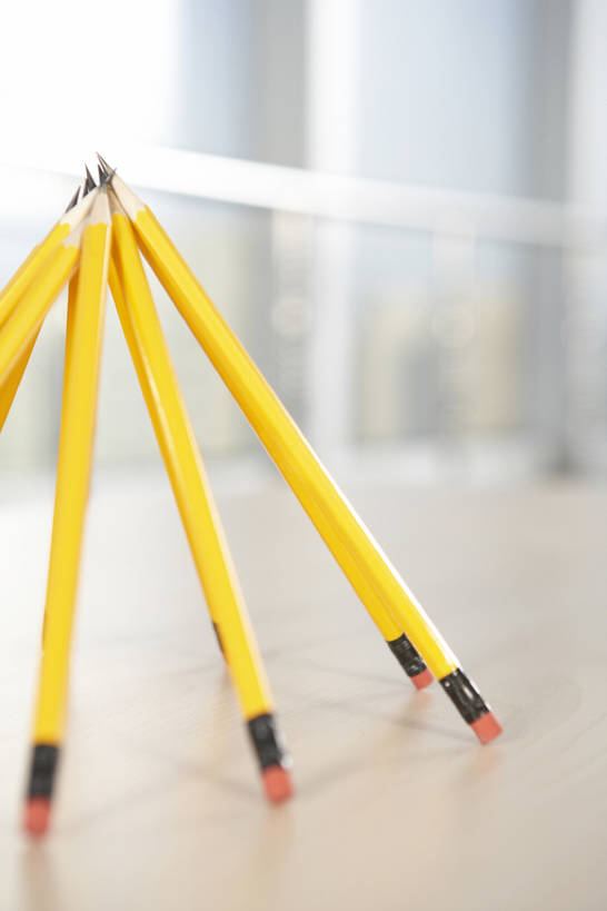 无人,办公室,竖图,室内,白天,静物,锐利,办公用品,书桌,文具,排列,黄色,铅笔,学习用品,概念,平衡,摄影,建造,文具用品,橡皮擦,停止,锋利,尖锐,指着,暂停,停滞,想法,彩图,影棚拍摄,bj175