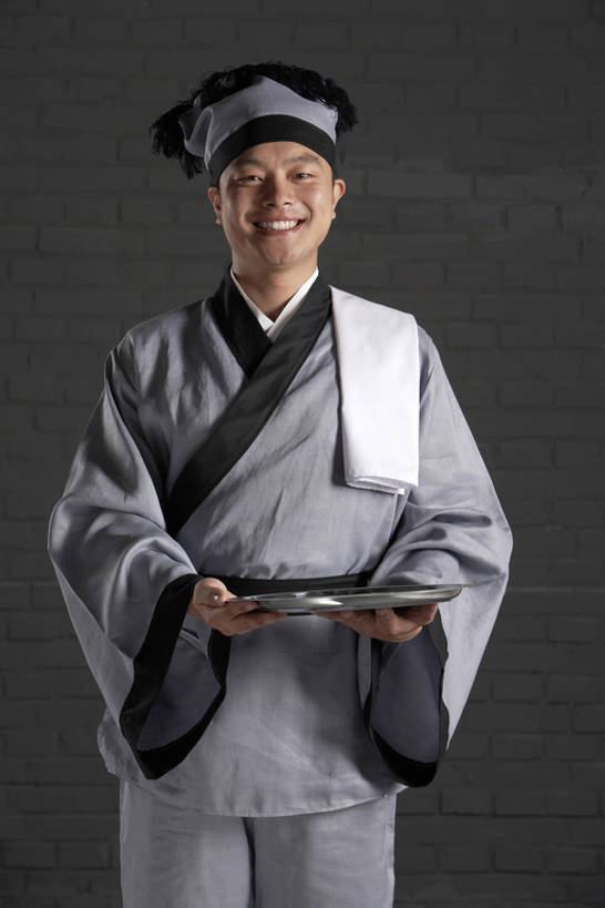 东方人,成年人,一个人,服务员,商店,举,笑,微笑,露齿笑,竖图,正面,制服,快乐,幸福,仅一个男性,仅一个人,表演,握,准备,墙,古典,餐盘,注视,传统,古代,仅一个年轻男性,灰色,盘子,毛巾,观察,看,托,站着,职业,平衡,服务,握着,摄影,观看,幽默,察看,愉悦,关注,中国文化,努力,问候,远古,尊敬,男人,男性,年轻男性,亚洲人,中国人,年轻人,服务生,侍者,举起,举手,举着,向上举,向上伸,向上托,彩图,影棚拍摄,传统服装,装扮,欢乐,喜剧演员,传统文化,西汉王朝,bj175