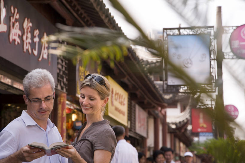 成年人,中年人,老年人,脸,头,脸颊,两个人,微笑,横图,室外,白天,留白,正面,仰视,购物,旅游,度假,友谊,城市,地图,上海,中国,亚洲,行人,游客,游人,握,标志,市场,注视,方向,娱乐,路人,旅客,肩膀,豫园,观察,看,站着,享受,休闲,放松,读,握着,摄影,观看,察看,享乐,关注,东亚,陪同,搜寻,陪伴,过客,老年男性,老年女性,男人,男性,女人,女性,白种人,头部,脸部,脸蛋,面部,情侣,书,彩图,低角度拍摄,旅行,伴随,bj175