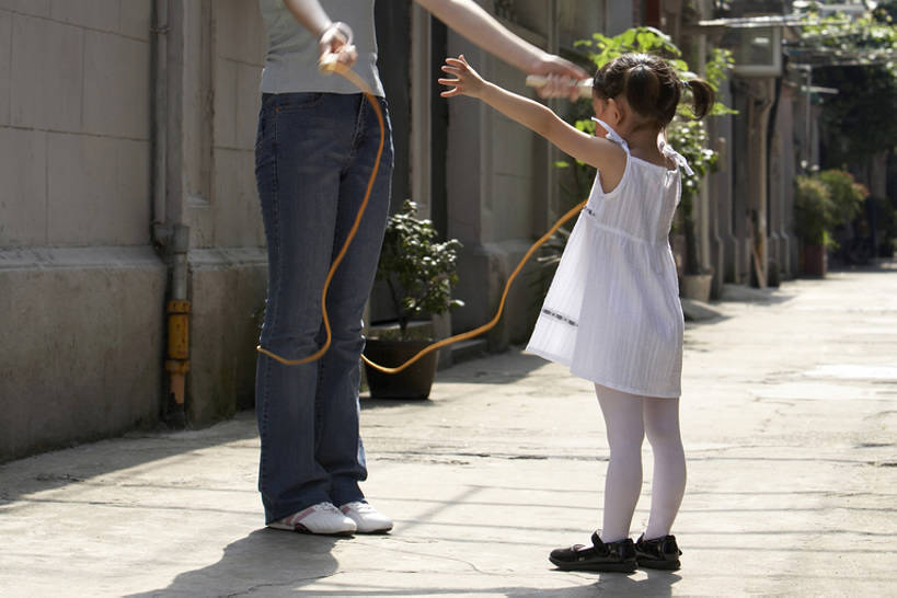东方人,儿童,成年人,两个人,家庭,母亲,女儿,站,跳绳,横图,室外,白天,侧面,运动模糊,快乐,幸福,纯洁,分享,城市,街道,上海,中国,亚洲,连接,握,准备,古城,玩,娱乐,小孩,站着,温暖,温馨,一家人,可爱,童年,童趣,无辜,伸手,握着,摄影,生长,生活方式,和睦,享乐,都市风光,关爱,童真,东亚,烂漫,无邪,发展,陪同,陪伴,无忧无虑,天真,男孩,男人,男性,年轻女性,女孩,女人,女性,亚洲人,中国人,孩子,年轻人,站立,张开手臂,半身,彩图,欢乐,融洽,男生,居住区,小学生,伴随,bj175
