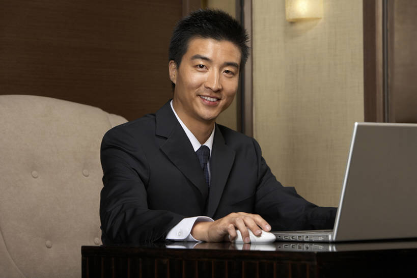 东方人,成年人,一个人,商务人士,商务男性,办公室,微笑,横图,室内,侧面,衬衫,商务,快乐,满意,通讯,幸福,信心,笔记本电脑,鼠标,互联网,技术,上海,中国,亚洲,仅一个男性,仅一个人,敲打,握,套装,工作,电子邮件,通道,联系,注视,输入,书桌,仅一个年轻男性,打字,观察,看,职业,握着,摄影,观看,点击,敲击,察看,便利,领导,经理,关注,肖像,忙碌,商务装,网上冲浪,便携式,工薪阶层,东亚,无线电技术,把握,按键,男人,男性,亚洲人,中国人,年轻人,白领,上班族,坐着,半身,彩图,衬衣,摆拍,掌控,bj175