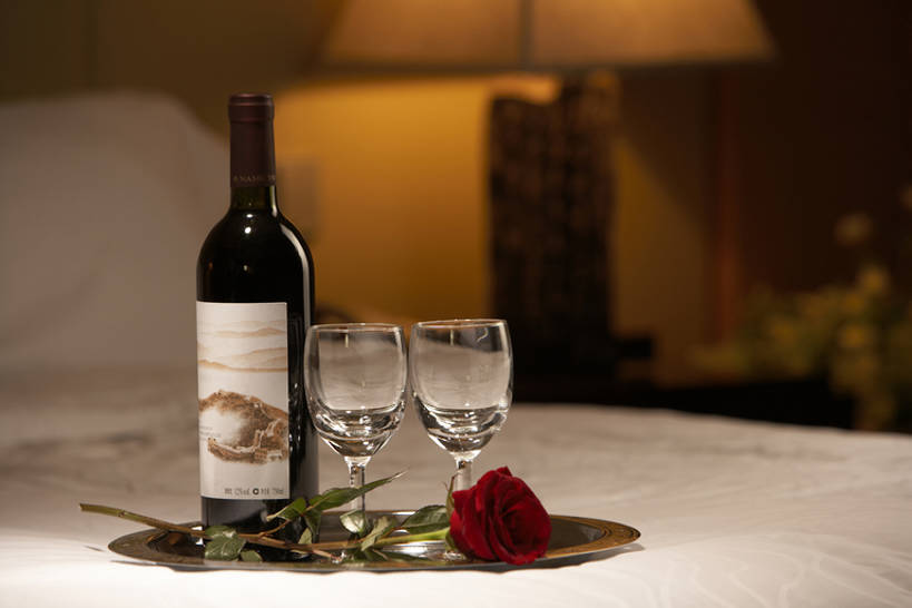 葡萄酒,无人,服务员,横图,室内,特写,留白,床,酒店,玫瑰,静物,玻璃,上海,中国,亚洲,庆祝,高脚杯,浪漫,餐盘,饮食,酒瓶,瓶子,红葡萄酒,服务,摄影,礼节,葡萄酒杯,华贵,东亚,接待员,服务生,侍者,彩图,客房服务,bj175