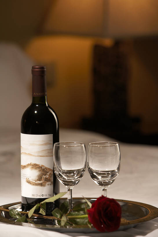 葡萄酒,无人,服务员,竖图,室内,特写,留白,床,酒店,玫瑰,静物,玻璃,上海,中国,亚洲,庆祝,高脚杯,浪漫,餐盘,饮食,酒瓶,瓶子,红葡萄酒,服务,摄影,礼节,葡萄酒杯,华贵,东亚,接待员,服务生,侍者,彩图,客房服务,bj175