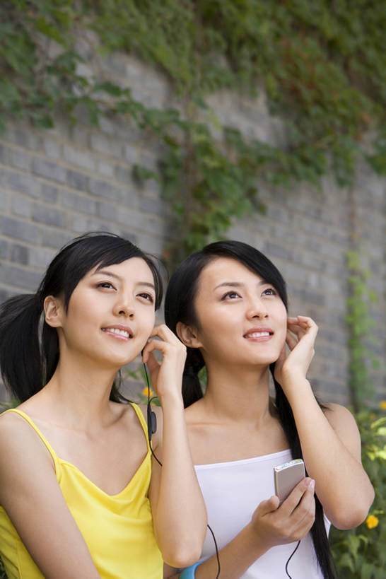 东方人,两个人,公园,微笑,横图,室外,白天,侧面,陶醉,快乐,友谊,幸福,分享,技术,北京,中国,亚洲,墙,美丽,音乐,听,音乐播放器,休闲装,耳麦,随身听,春天,享受,休闲,健康,放松,季节,摄影,汗衫,享乐,愉悦,MP3播放器,东亚,陪同,陪伴,年轻女性,女人,女性,亚洲人,中国人,年轻人,休闲活动,坐着,半身,彩图,播放器,美人,沉醉,闺密,伴随,bj175