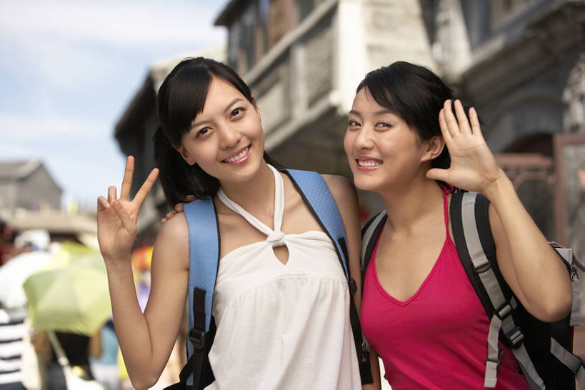 东方人,两个人,微笑,横图,室外,白天,正面,购物,旅游,度假,快乐,兴奋,友谊,幸福,骄傲,成功,胜利,消费,街道,北京,中国,亚洲,行人,游客,游人,美丽,挥手,注视,休闲装,娱乐,路人,旅客,波浪,观察,看,手势,享受,休闲,放松,零售,自信,摄影,观看,察看,享乐,关注,东亚,背包客,陪同,陪伴,过客,年轻女性,女人,女性,亚洲人,中国人,年轻人,半身,彩图,旅行,欢乐,开心,打手势,传统文化,美人,闺密,伴随,bj175