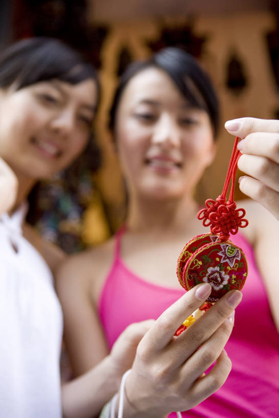 东方人,两个人,商店,微笑,竖图,室外,白天,正面,仰视,购物,旅游,度假,友谊,幸福,消费,北京,中国,亚洲,行人,游客,游人,握,装饰,购物袋,美丽,注视,休闲装,娱乐,路人,旅客,装饰品,纪念品,工艺品,观察,看,享受,休闲,放松,零售,握着,金融,摄影,观看,察看,享乐,关注,中国文化,手艺,选择,选购,贸易,东亚,陪同,血拼,陪伴,美术工艺,过客,年轻女性,女人,女性,亚洲人,中国人,年轻人,休闲活动,半身,彩图,低角度拍摄,旅行,传统文化,美人,闺密,伴随,bj175