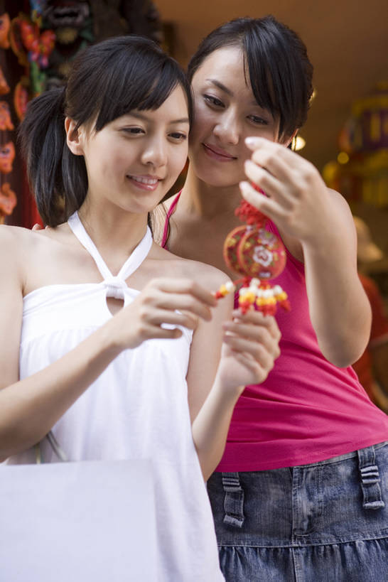 东方人,两个人,商店,微笑,竖图,室外,白天,正面,购物,旅游,度假,友谊,幸福,消费,北京,中国,亚洲,行人,游客,游人,握,装饰,购物袋,美丽,注视,休闲装,娱乐,路人,旅客,装饰品,纪念品,工艺品,观察,看,享受,休闲,放松,零售,握着,金融,摄影,观看,察看,享乐,关注,中国文化,手艺,选择,选购,贸易,东亚,陪同,血拼,陪伴,美术工艺,过客,年轻女性,女人,女性,亚洲人,中国人,年轻人,休闲活动,彩图,旅行,传统文化,美人,闺密,伴随,bj175