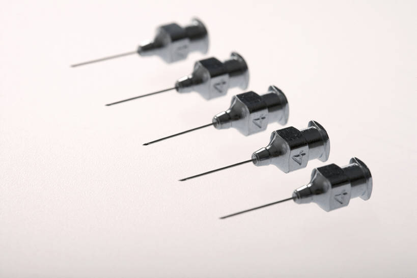 无人,竖图,白色背景,静物,五个,一排,许多,药,锐利,整齐,金属,排列,摄影,医疗,锋利,卫生,注射器,尖锐,简单,队列,医疗器械,防腐剂,彩图,影棚拍摄,bj175