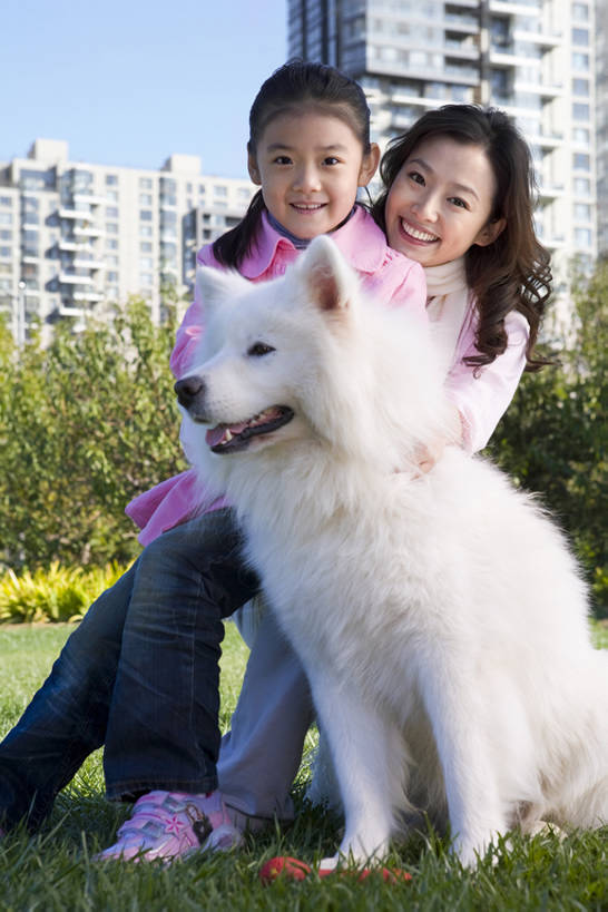 东方人,儿童,成年人,中年人,一个人,两个人,家庭,母亲,女儿,站,笑,微笑,露齿笑,竖图,室外,白天,正面,快乐,满意,幸福,纯洁,城市,建筑,宠物,狗,中国,亚洲,仅一个女性,仅一个人,连接,并排,公寓,玩,注视,休闲装,草,小孩,动物,社区,观察,看,站着,仅一个小孩,休闲,健康,温暖,温馨,母女,一家人,放松,可爱,亲密,童年,童趣,摄影,生活方式,观看,环境,和睦,察看,住房,享乐,愉悦,关爱,关注,雪橇犬,房地产,肖像,童真,东亚,烂漫,无邪,萨摩耶,陪同,忠诚,萨摩,萨摩耶德犬,萨摩耶犬,陪伴,无忧无虑,天真,男孩,男人,男性,女孩,女人,女性,亚洲人,中国人,孩子,休闲活动,犬,跪着,拥抱,站立,彩图,全身,爱,欢乐,深情,融洽,男生,女生,居住区,萨摩耶德雪橇犬,伴随,bj175