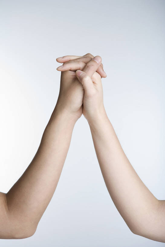 东方人,成年人,手,两个人,握手,竖图,特写,白色背景,侧面,爱情,纯洁,合作,团队,连接,对称,浪漫,手势,概念,温暖,温馨,手指,恩爱,可爱,童年,童趣,恋人,摄影,部分,和睦,和解,童真,烂漫,无邪,贯穿,连结,衔接,串连,天真,男人,男性,女人,女性,亚洲人,中国人,情侣,搀手,拉手,手拉手,手牵手,手握手,彩图,影棚拍摄,爱,伴侣,融洽,打手势,bj175