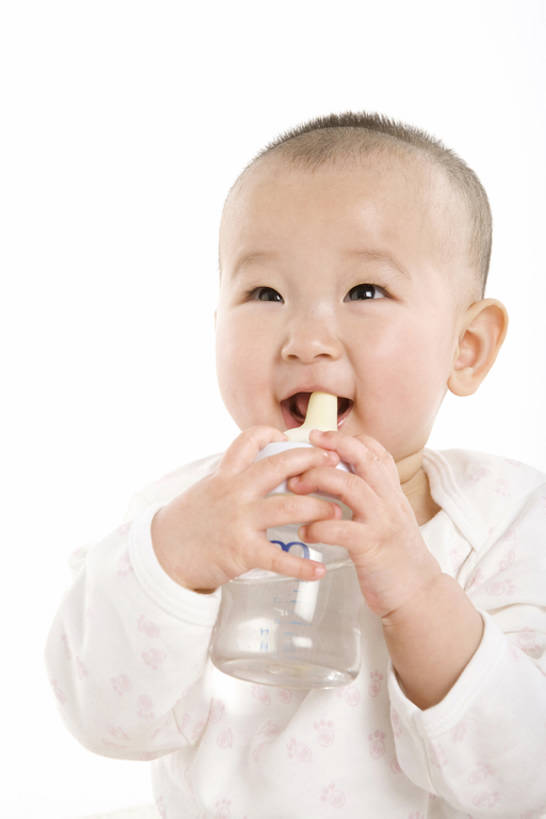 东方人,婴儿,儿童,一个人,笑,微笑,抠图,白色背景,快乐,幸福,纯洁,仅一个人,喝,握,奶瓶,饮食,小孩,瓶子,容器,活力,可爱,童年,童趣,无辜,握着,吸,摄影,活泼,生长,奶嘴,婴儿用品,希望,储藏,享乐,储存,关爱,奶粉,宝宝,童真,纯真,烂漫,无邪,健康食物,发展,婴儿食品,开端,无忧无虑,伶俐,天真,亚洲人,中国人,孩子,彩图,影棚拍摄,欢乐,贮存,弱点,bj175