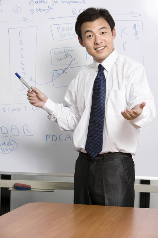东方人,一个人,商务人士,商务男性,办公室,笑,微笑,露齿笑,横图,室内,正面,衬衫,商务,快乐,幸福,成功,信心,北京,中国,亚洲,仅一个男性,仅一个人,仅一个中年男性,握,套装,正装,信息,领带,注视,方向,刺激,白板,记号笔,观察,看,手势,站着,职业,规划,握着,摄影,观看,协助,察看,解释,演说,愉悦,经理,关注,肖像,商务装,工薪阶层,东亚,技能,男人,男性,中年男性,亚洲人,中国人,年轻人,白领,讲师,上班族,彩图,衬衣,办公室职员,打手势,动机,bj175