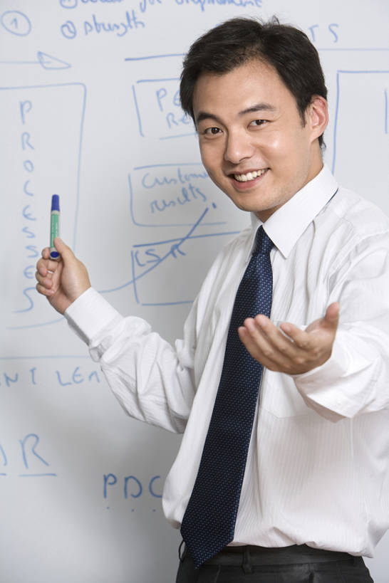 东方人,一个人,商务人士,商务男性,办公室,笑,微笑,露齿笑,横图,室内,正面,衬衫,商务,快乐,幸福,成功,信心,北京,中国,亚洲,仅一个男性,仅一个人,仅一个中年男性,握,套装,正装,信息,领带,注视,方向,刺激,白板,记号笔,观察,看,手势,站着,职业,规划,握着,摄影,观看,协助,察看,解释,演说,愉悦,经理,关注,肖像,商务装,工薪阶层,东亚,技能,男人,男性,中年男性,亚洲人,中国人,年轻人,白领,讲师,上班族,半身,彩图,衬衣,办公室职员,打手势,动机,bj175