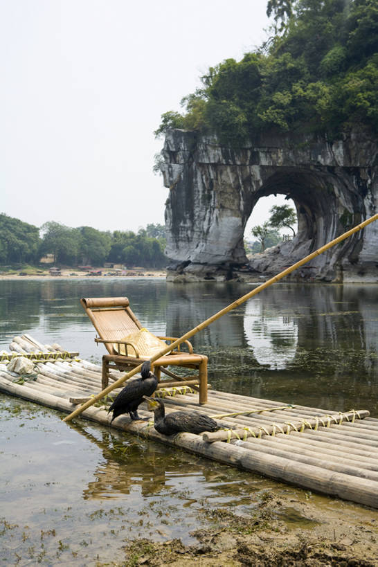 无人,竖图,室外,白天,旅游,度假,湖,河流,美景,山,水,标志建筑,地标,建筑,船,竹子,鸟,椅子,桂林,中国,亚洲,一排,整齐,反射,木制,地形,景观,水面,建筑群,运输工具,娱乐,建设,排列,风景,自然,木制品,交通工具,两只,享受,休闲,景色,放松,摄影,拱形,宁静,环境,水禽,岩层,队列,中国文化,自然风光,载具,自然现象,东亚,东亚文化,漓江,木筏,罕见,水上交通工具,荒僻,偏僻,偏远,自然地理,冷僻,彩图,旅行,传统文化,bj175