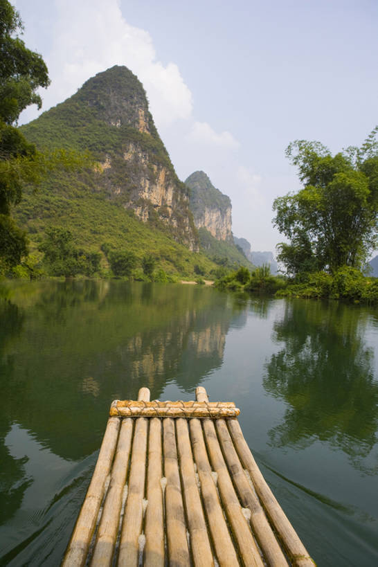 无人,竖图,室外,白天,旅游,度假,河流,美景,名胜古迹,山,山脉,水,标志建筑,地标,建筑,船,竹子,桂林,中国,亚洲,一排,整齐,反射,木制,材料,地形,景观,水面,云,建筑群,运输工具,娱乐,建设,树,排列,绿色,风景,自然,木制品,交通工具,享受,休闲,景色,放松,摄影,宁静,环境,队列,中国文化,自然风光,载具,自然现象,东亚,东亚文化,漓江,木筏,罕见,水上交通工具,荒僻,偏僻,偏远,自然地理,冷僻,彩图,旅行,bj175