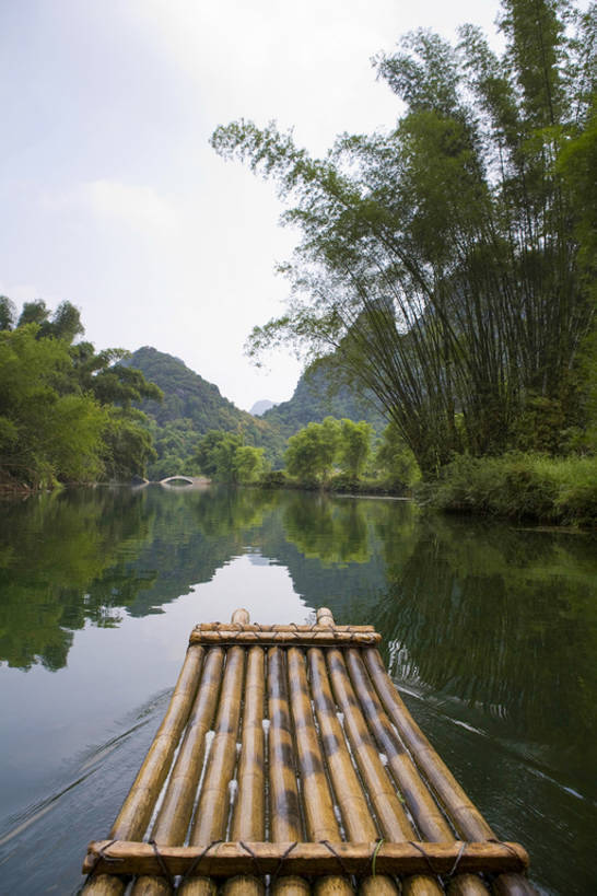 无人,竖图,室外,白天,旅游,度假,河流,美景,名胜古迹,山,山脉,水,标志建筑,地标,建筑,船,竹子,桂林,中国,亚洲,一排,整齐,反射,木制,材料,地形,景观,水面,云,建筑群,运输工具,娱乐,建设,树,排列,绿色,风景,自然,木制品,交通工具,享受,休闲,景色,放松,摄影,宁静,环境,队列,中国文化,自然风光,载具,自然现象,东亚,东亚文化,漓江,木筏,罕见,水上交通工具,荒僻,偏僻,偏远,自然地理,冷僻,彩图,旅行,bj175