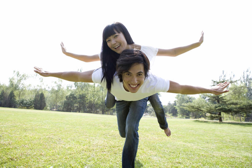 成年人,两个人,公园,笑,微笑,露齿笑,横图,室外,白天,正面,爱情,旅游,度假,快乐,自由,幸福,热情,草地,草坪,美景,北京,中国,情人节,亚洲,景观,浪漫,休闲装,娱乐,飞,刺激,草,绿色,自然,背着,扛,享受,休闲,温暖,温馨,景色,恩爱,放松,活力,乐趣,约会,恋人,摄影,和睦,享乐,清新,自然风光,户外活动,梦想,东亚,无忧无虑,男人,男性,年轻男性,年轻女性,女人,女性,亚洲人,中国人,年轻人,情侣,休闲活动,张开手臂,彩图,爱,伴侣,融洽,美人,bj175