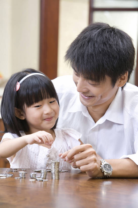 东方人,婴儿,儿童,成年人,两个人,家庭,父母,父亲,女儿,儿子,家,花园,站,笑,微笑,露齿笑,竖图,室内,白天,正面,快乐,通讯,幸福,纯洁,合作,钱,人民币,花圃,桌子,北京,中国,亚洲,一堆,连接,堆叠,堆积,并排,钱币,饭厅,房屋,教育,小孩,教,站着,休闲,温暖,温馨,父女,一家人,可爱,乐趣,亲密,童年,童趣,财富,金融,摄影,活泼,生长,生活方式,经济,堆,和睦,知识,住房,享乐,关爱,中国文化,宝宝,流通,贸易,童真,东亚,纯真,烂漫,无邪,陪同,节省,陪伴,想法,伶俐,天真,信任,货币,现金,硬币,男孩,男人,男性,年轻男性,女孩,亚洲人,中国人,孩子,年轻人,休闲活动,小花园,说话,站立,坐着,半身,彩图,欢乐,深情,融洽,男生,伴随,bj175