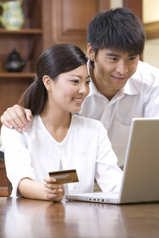 东方人,成年人,两个人,家庭,丈夫,妻子,花园,笑,微笑,露齿笑,竖图,室内,白天,正面,购物,快乐,满意,兴奋,自由,幸福,成功,合作,信用卡,消费,笔记本电脑,互联网,技术,花圃,桌子,北京,中国,亚洲,敲打,握,庆祝,并排,饭厅,房屋,输入,刺激,打字,靠,靠着,休闲,温暖,温馨,一家人,放松,决定,乐趣,亲密,搭,握着,财富,金融,理财,摄影,生活方式,经济,点击,敲击,和睦,网上购物,便利,住房,享乐,搭着,购买,关爱,金卡,房地产,网上冲浪,网购,流通,选购,贸易,东亚,陪同,血拼,无线电技术,节省,陪伴,想法,信任,按键,计算机,男人,男性,年轻男性,年轻女性,女人,女性,亚洲人,中国人,年轻人,情侣,电子商务,休闲活动,小花园,说话,坐着,半身,彩图,欢乐,深情,融洽,商业活动,伴随,bj175